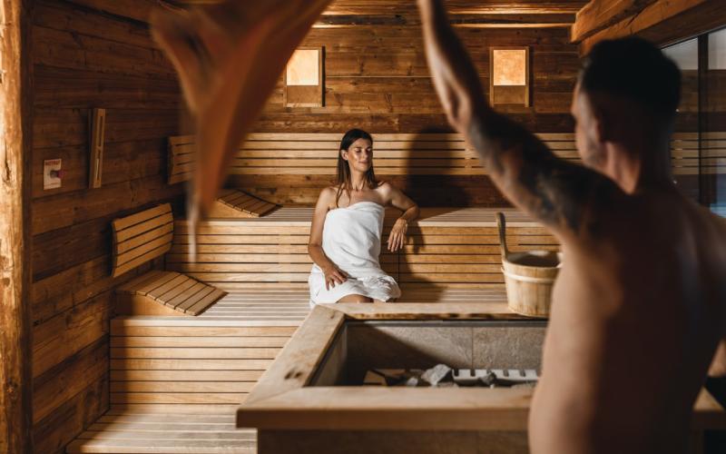 Aufguss in der finnischen Sauna im Vulkanlandhotel Legenstein
