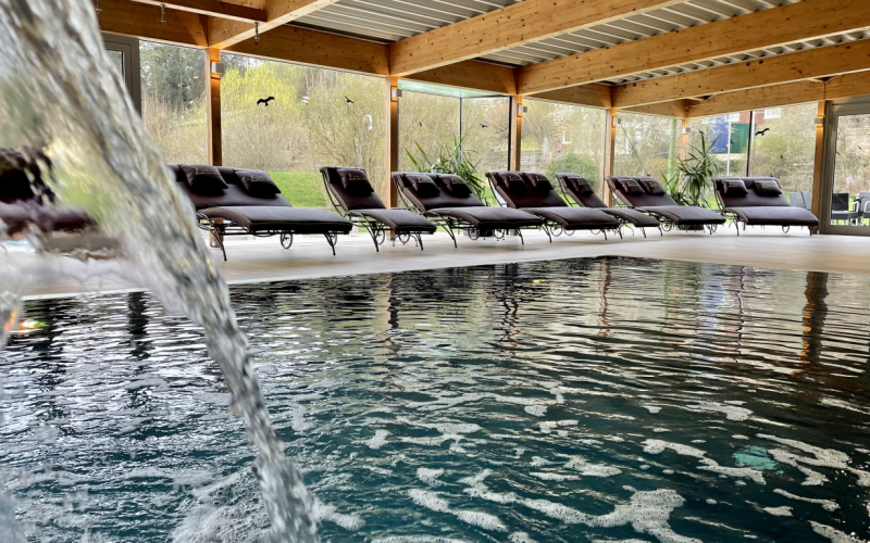 Schwimmbad mit Wasserfontäne im Wohlfühlhotel Liebnitzmühle