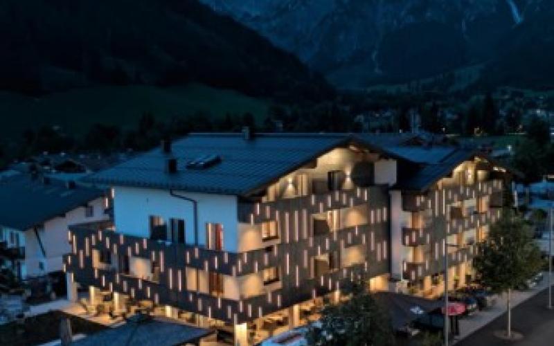 Aussenansicht des Alpenhof Aparthotel Werfenweng bei Nacht
