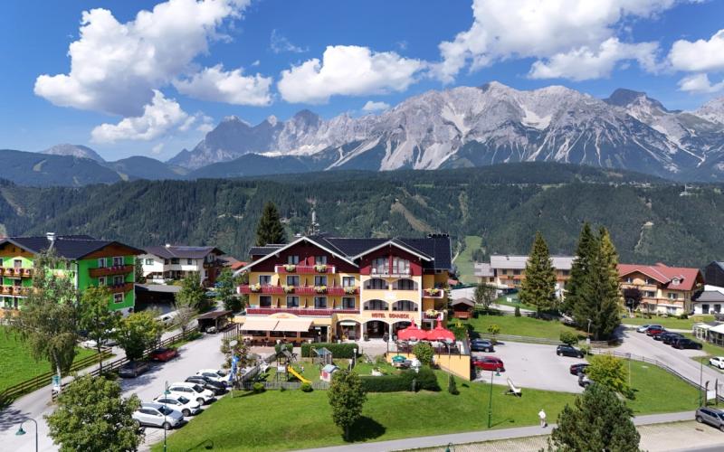 Blick auf das Hotel Sonneck mit Panorama