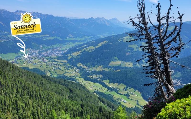 Blick auf den Ort mit Panorama des Hotel Sonnecks