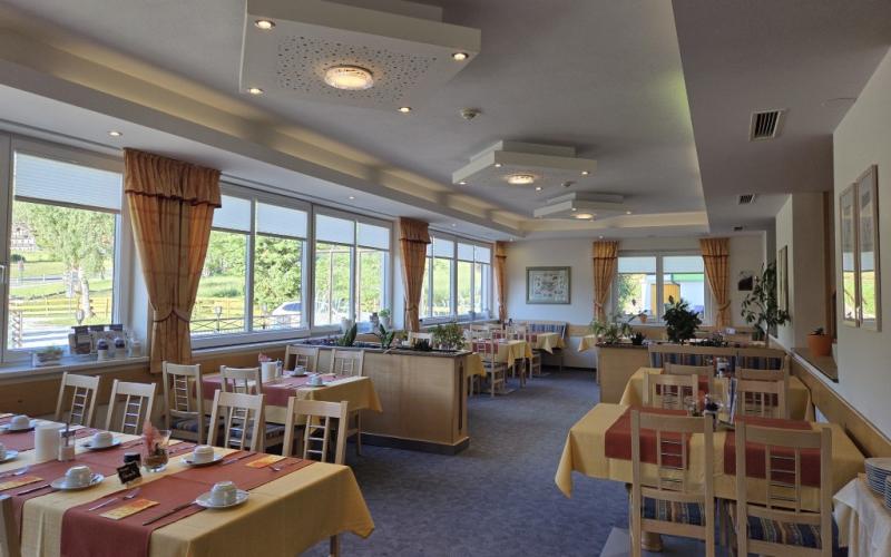 Speisesaal mit Frühstück im Hotel Sonneck