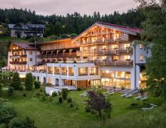 Aussenansicht des Inntalerhofes DAS Panoramahotel am Abend