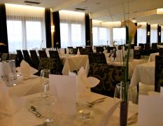 Restaurant mit gedeckten Tischen im Hotel und Restaurant Christkindlwirt