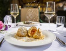 Ein gedeckter Tisch im Restaurant des Hotels Kirchenwirt