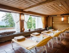 Entspannungsliegen mit Blick in die Berge aus dem Inntalerhof DAS Panoramahotel