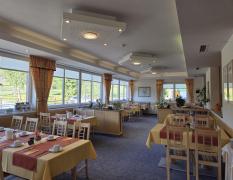 Speisesaal mit Frühstück im Hotel Sonneck